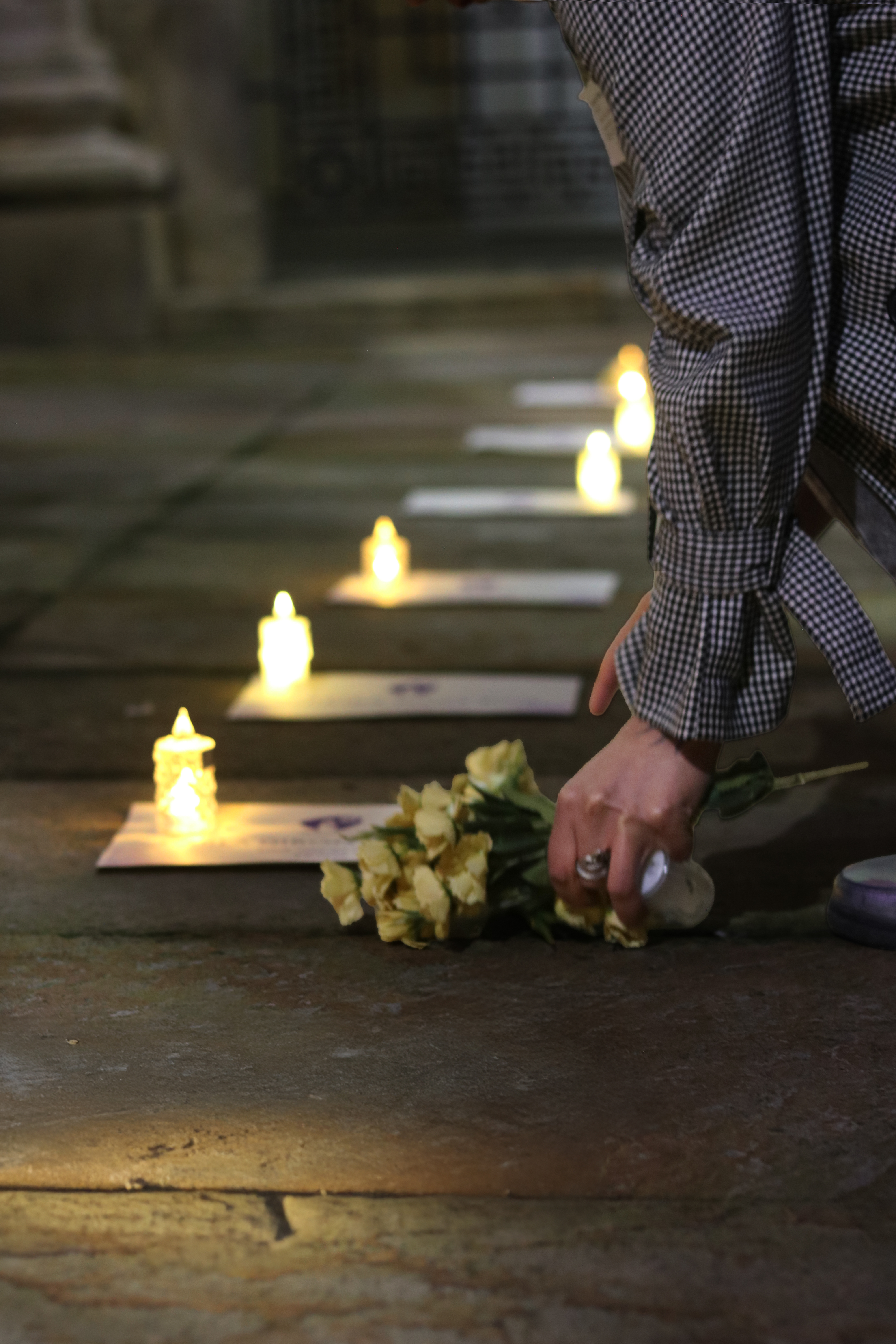 Homenaje con velas y flores